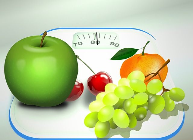 obrázek jablko, víno, mandarinka a třešeň na váze