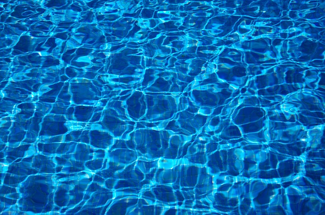 Průzračná voda v bazénu.jpg